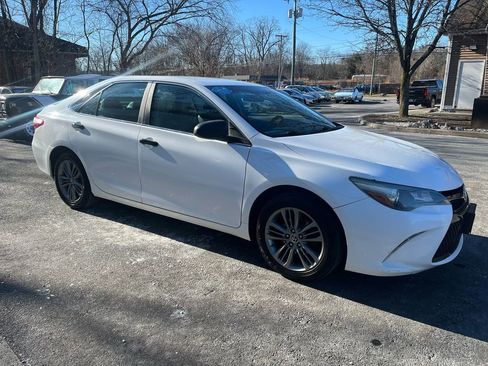 Used 2016 Toyota Camry SE image 4