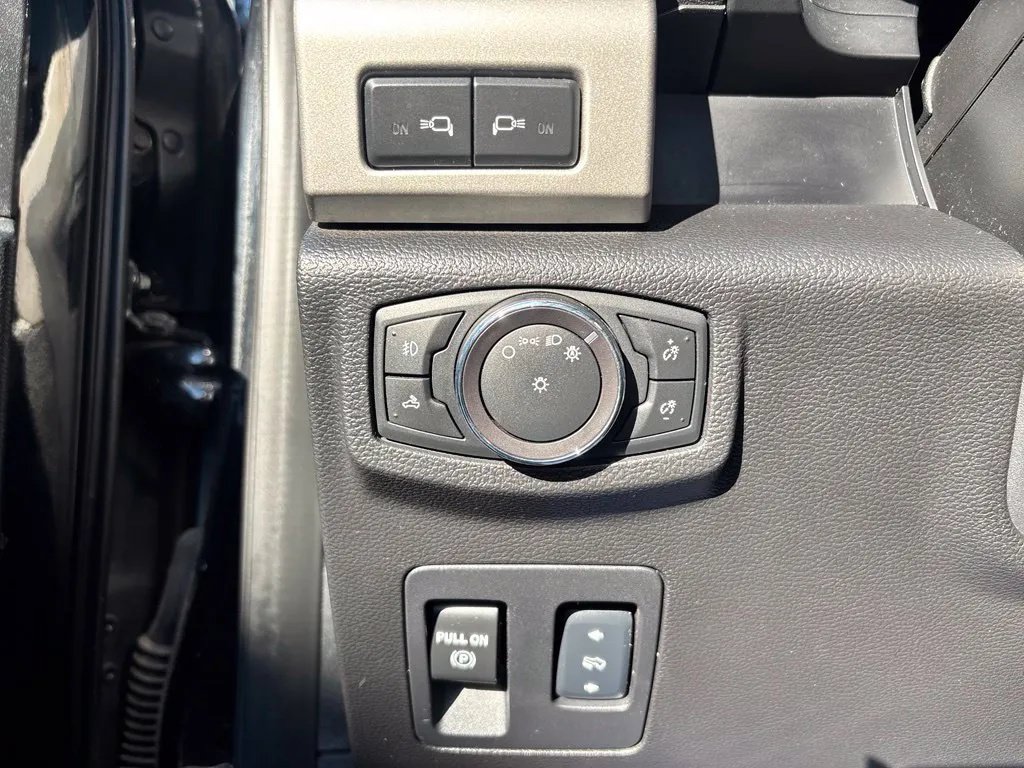 Used 2018 Ford F150 Lariat w/ Equipment Group 502A Luxury AWD/4WD image 14