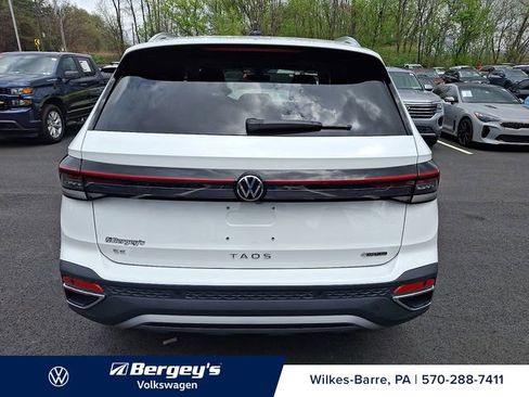 Used 2025 Volkswagen Taos SE AWD/4WD image 6