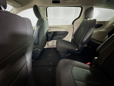 Used 2022 Chrysler Voyager LX image 24