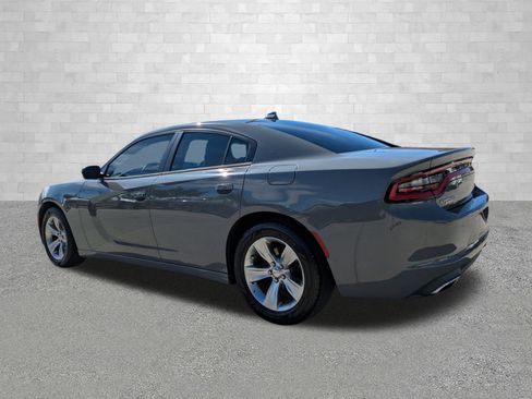 Used 2017 Dodge Charger SXT image 4
