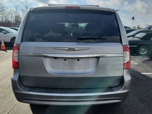 Used 2014 Chrysler Town & Country Touring image 3