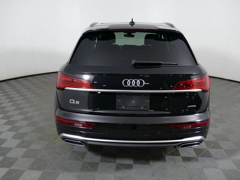 Used 2024 Audi Q5 e Premium w/ Convenience Package image 4