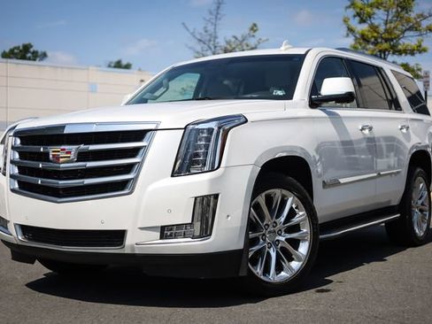 Used 2017 Cadillac Escalade Luxury AWD/4WD image 6