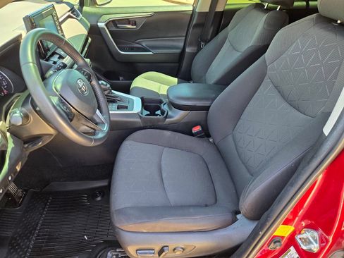 Used 2021 Toyota RAV4 XLE w/ XLE Grade Weather Package AWD/4WD image 11