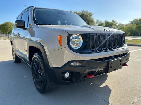 Used 2017 Jeep Renegade Trailhawk AWD/4WD image 4