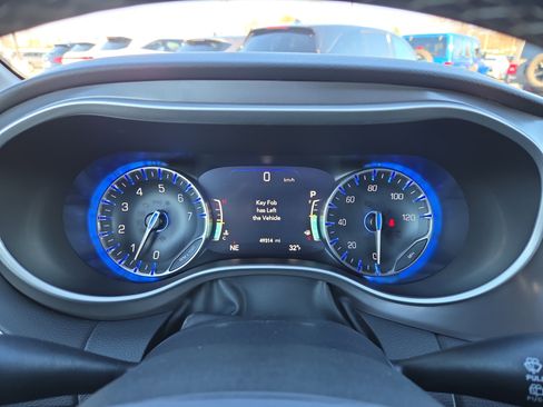 Used 2025 Chrysler Pacifica Select image 12