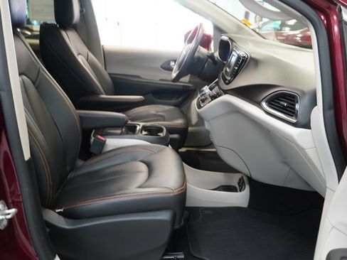 Used 2017 Chrysler Pacifica Touring-L FWD image 24