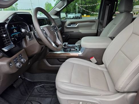 Used 2025 Chevrolet Silverado 1500 LT Trail Boss w/ Convenience Package II AWD/4WD image 21