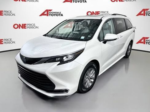 Certified 2024 Toyota Sienna XLE FWD image 4