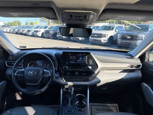 Used 2022 Toyota Highlander XLE AWD/4WD image 25