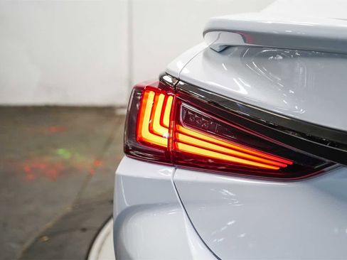 Used 2024 Lexus ES 300h F Sport image 11