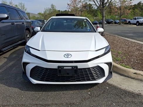 Used 2025 Toyota Camry SE image 3