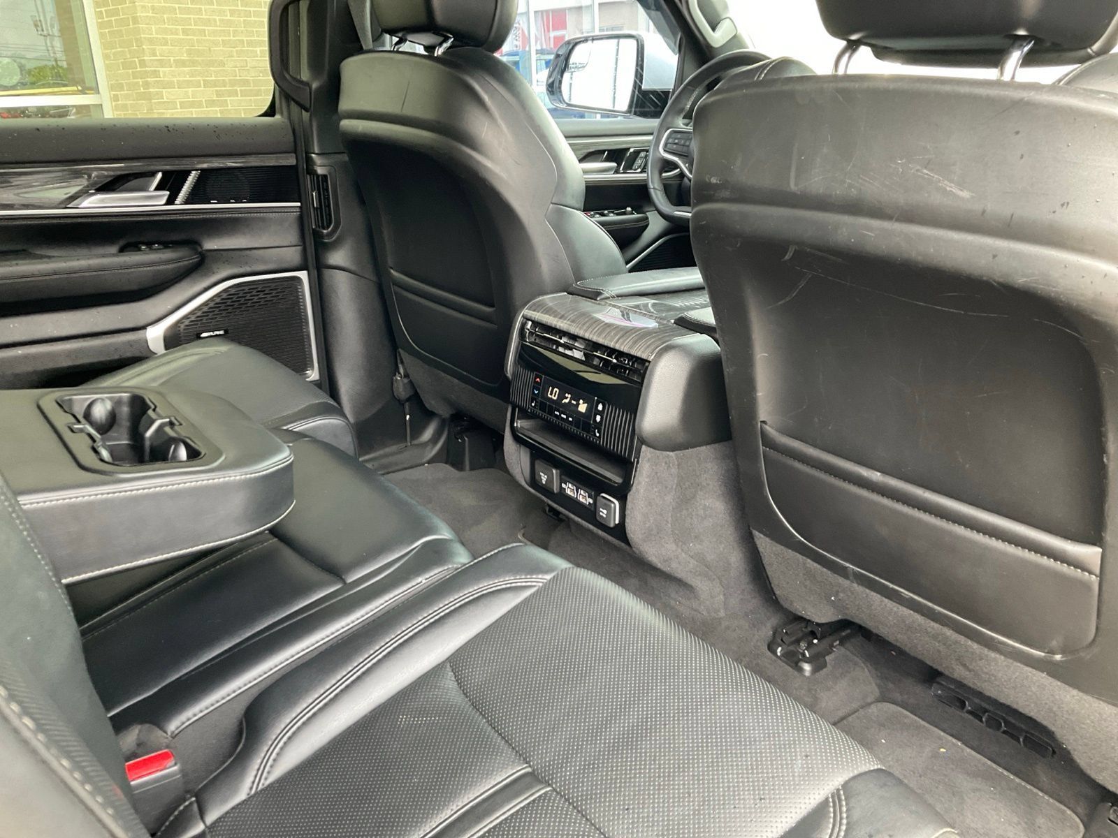 Used 2022 Jeep Wagoneer Series III AWD/4WD image 38