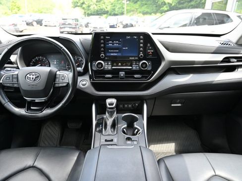 Used 2021 Toyota Highlander XLE AWD/4WD image 13