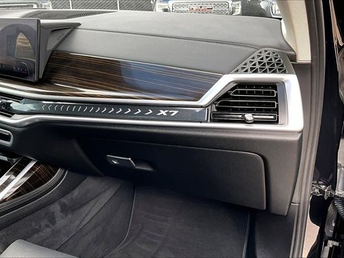 Used 2025 BMW X7 xDrive40i image 18