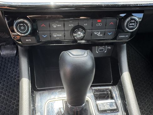 Used 2025 Jeep Compass Trailhawk w/ Trailhawk Convenience Group AWD/4WD image 29
