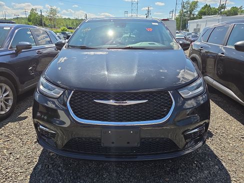 Used 2023 Chrysler Pacifica Touring-L AWD/4WD image 2