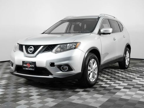 Used 2015 Nissan Rogue SV w/ SV Premium Package image 2