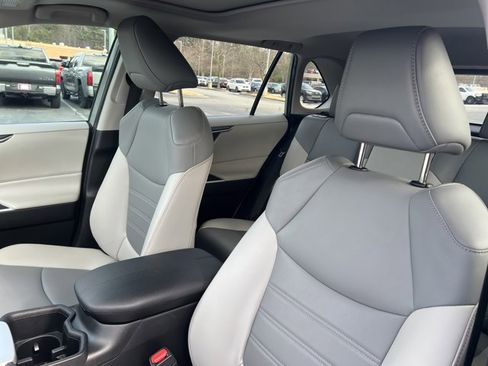 Used 2022 Toyota RAV4 XLE Premium image 16