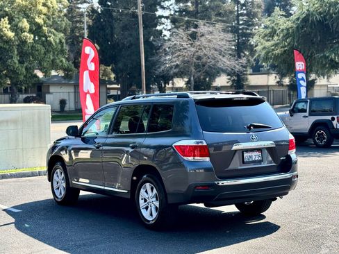 Used 2012 Toyota Highlander SE w/ Tow Pkg image 5