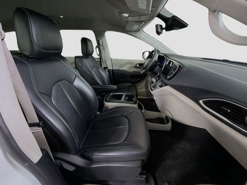 Used 2023 Chrysler Pacifica Touring-L FWD image 29