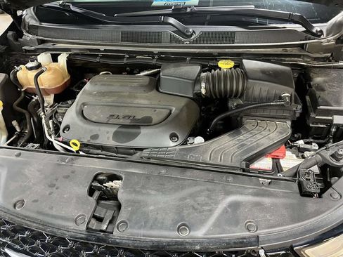 Used 2023 Chrysler Pacifica Touring-L FWD image 9