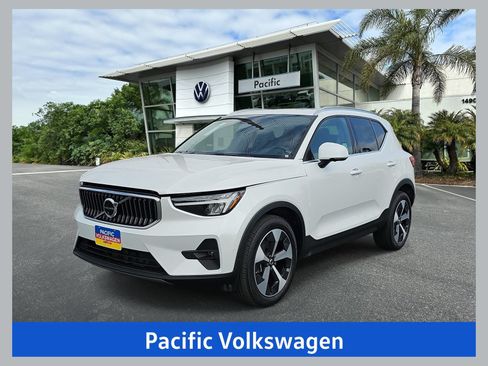Used 2025 Volvo XC40 B5 Plus AWD/4WD image 1