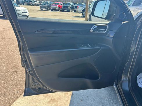 Used 2011 Jeep Grand Cherokee Laredo image 14