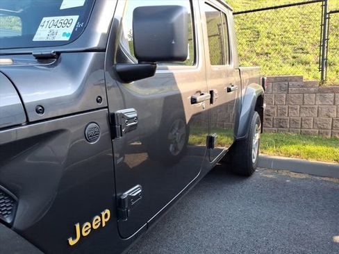 Used 2022 Jeep Gladiator Sport AWD/4WD image 6