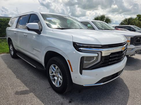 Used 2025 Chevrolet Suburban LS RWD image 3