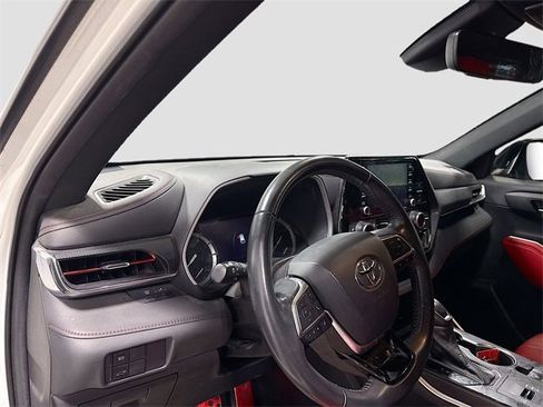 Used 2021 Toyota Highlander XSE image 11