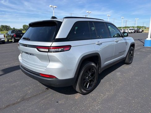Used 2025 Jeep Grand Cherokee Altitude AWD/4WD image 5