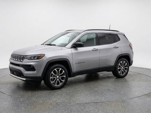 Used 2025 Jeep Compass Trailhawk image 3