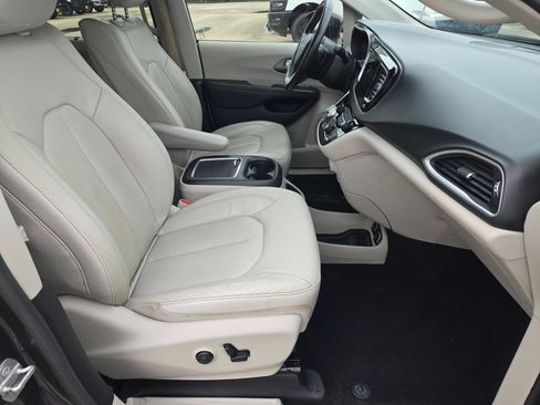 Used 2020 Chrysler Pacifica Touring-L Plus FWD image 26