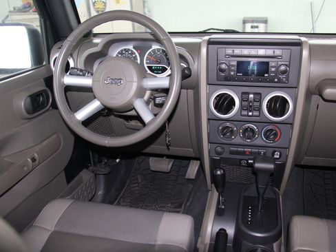 Used 2010 Jeep Wrangler Unlimited Sahara w/ Mopar Chrome Edition Group image 9