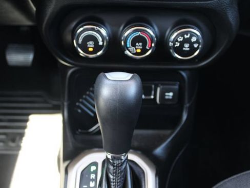 Used 2015 Jeep Renegade Latitude FWD image 36