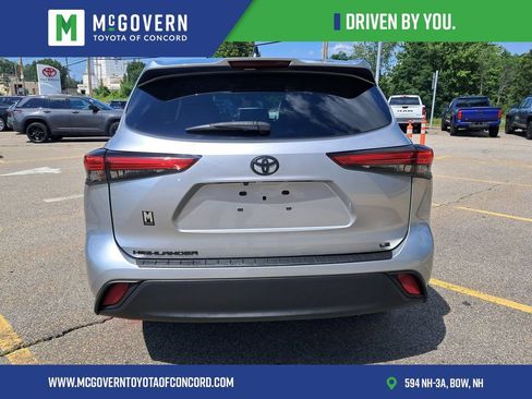 Used 2022 Toyota Highlander LE FWD image 6