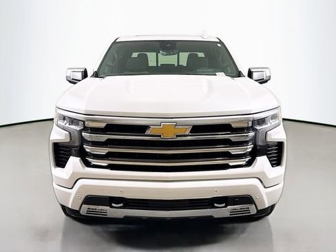 Used 2025 Chevrolet Silverado 1500 High Country w/ High Country Premium Package AWD/4WD image 2
