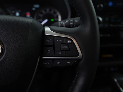 Used 2023 Toyota Highlander XLE image 18