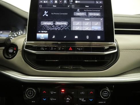 Used 2025 Jeep Compass Limited image 19