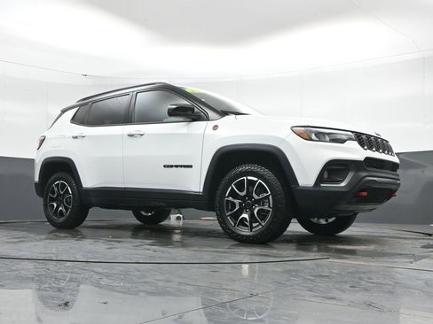 Used 2025 Jeep Compass Trailhawk image 46