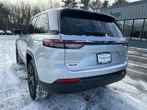 Used 2025 Jeep Grand Cherokee Altitude image 12