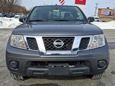 Used 2017 Nissan Frontier SV image 2