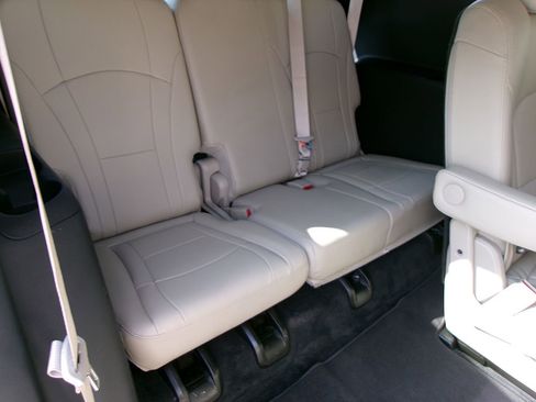 Used 2021 Buick Enclave Essence image 11