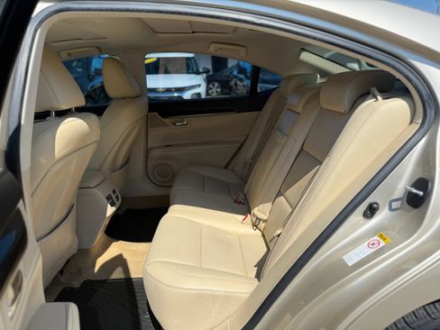 Used 2015 Lexus ES 350 w/ Ultra Luxury Package FWD image 17