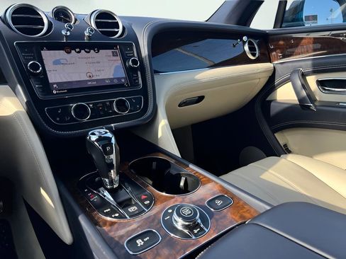 Used 2018 Bentley Bentayga AWD/4WD image 38