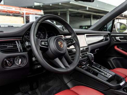 Certified 2025 Porsche Macan AWD/4WD image 4
