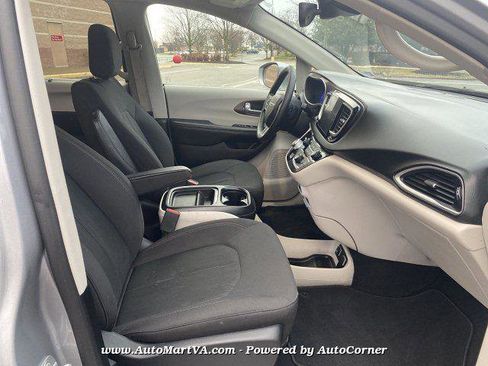 Used 2019 Chrysler Pacifica Touring Plus w/ Advanced Safetytec Group image 8
