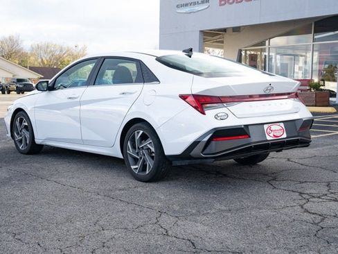 Used 2025 Hyundai Elantra Limited image 3